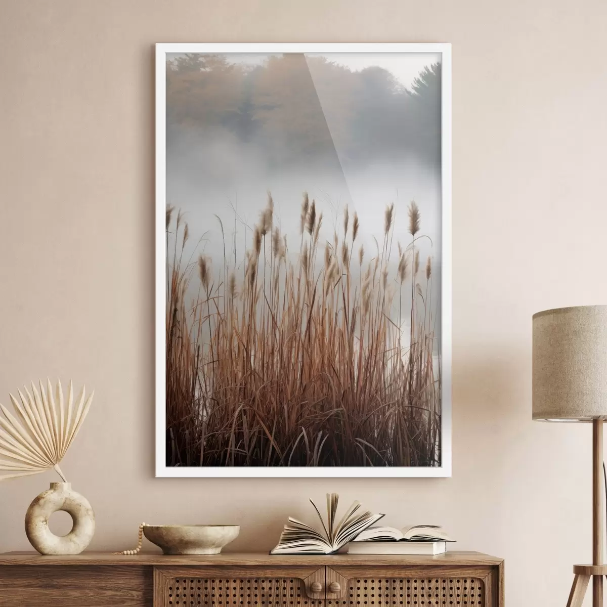 Poster Alte canne che crescono in uno specchio d'acqua, l'acqua riflette le canne, sfondo nebbioso, luce soffusa, scena naturale f46696