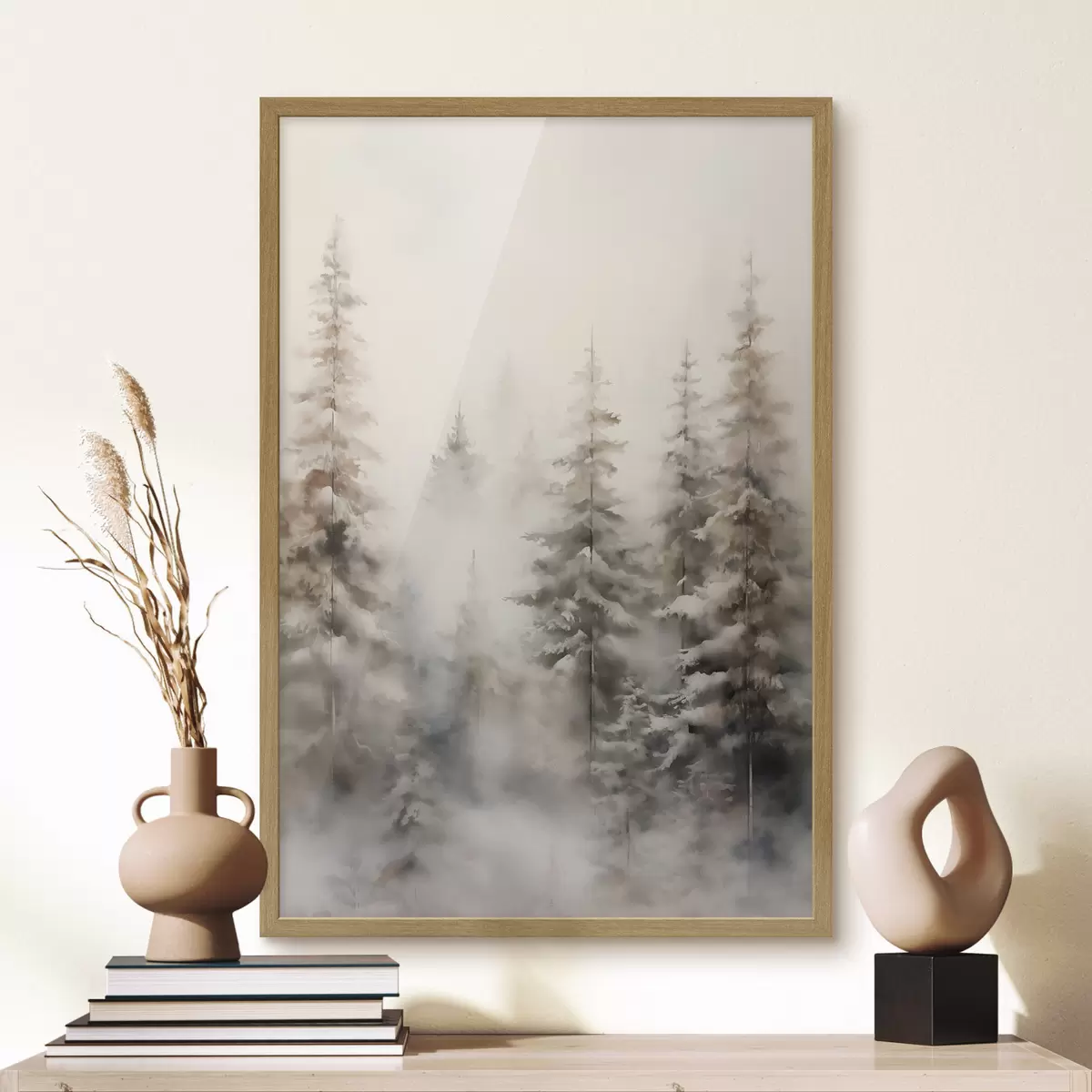 Poster Alti pini ricoperti di neve, immersi in una foresta avvolta dalla nebbia, una scena invernale morbida e ovattata f46701