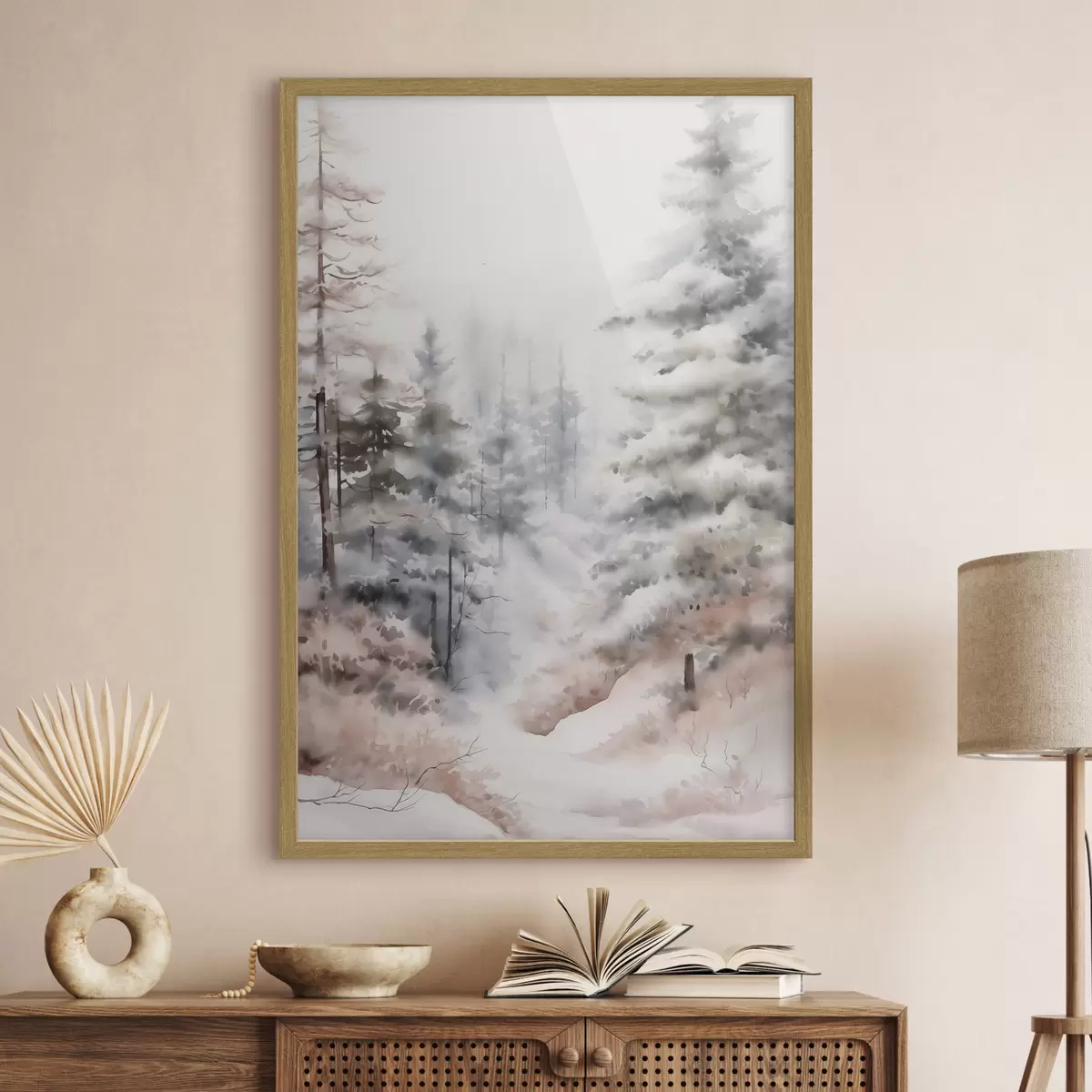 Poster Alti pini ricoperti di neve, immersi in una foresta avvolta dalla nebbia, una scena invernale morbida e ovattata f46702