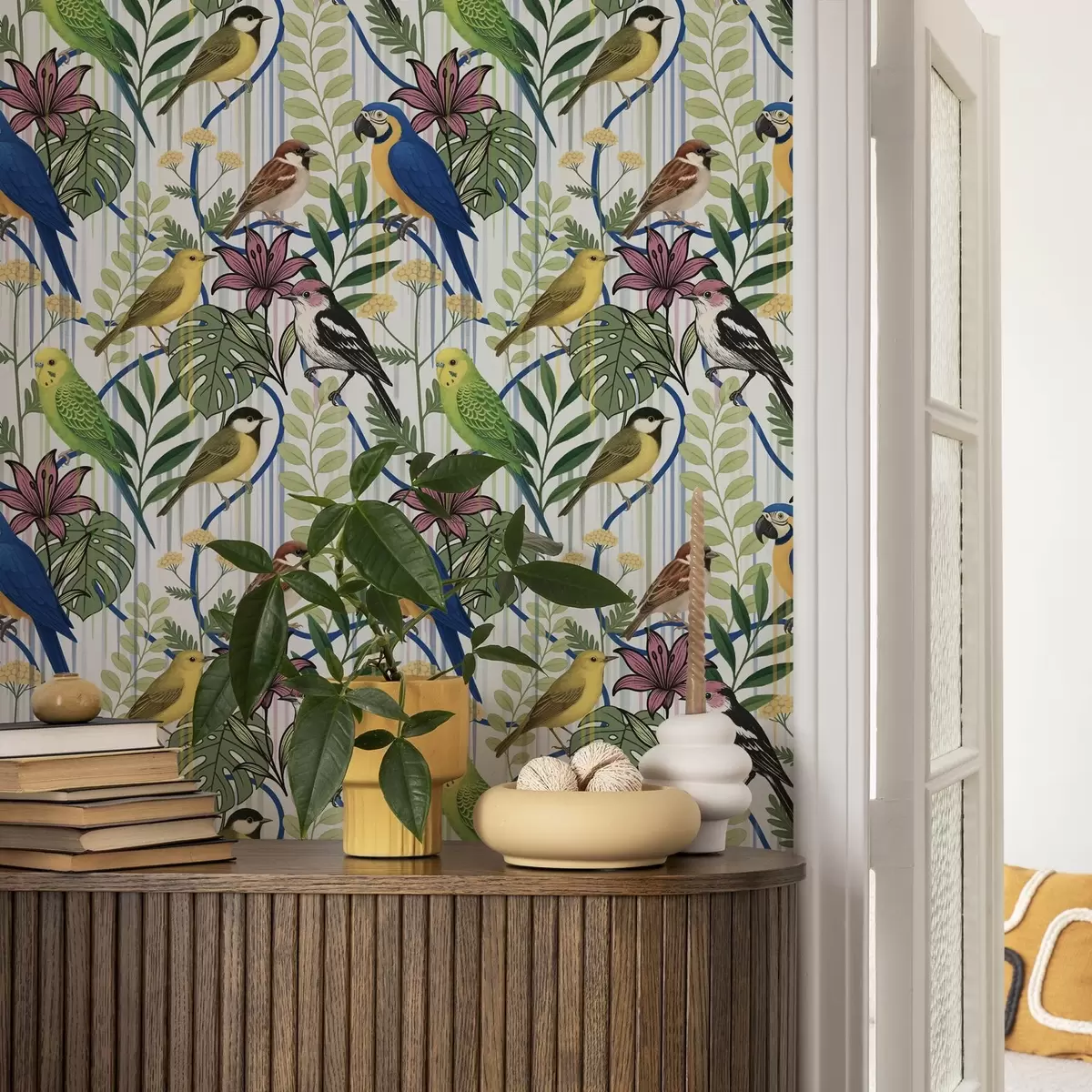 Carta da parati Uccelli esotici dai colori vivaci tra la vegetazione tropicale a00887