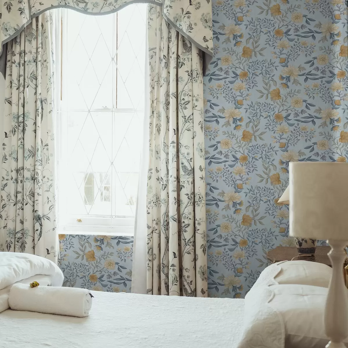 Carta da parati Fiori gialli e blu con foglie su sfondo azzurro cielo a00934