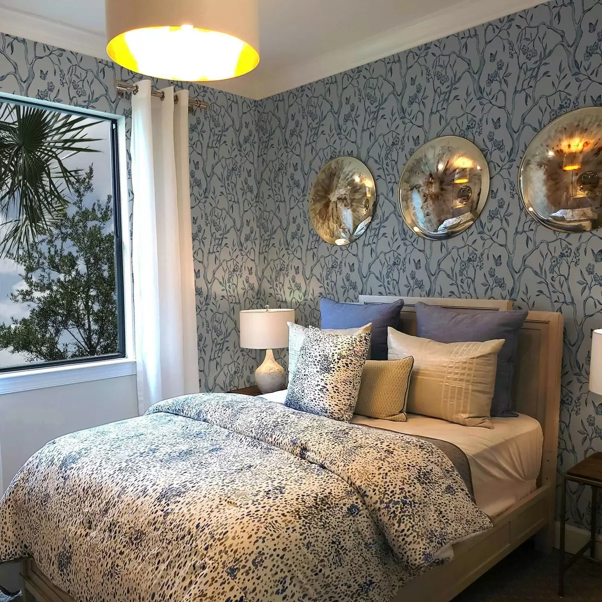 Carta da parati Rami blu acquerellati con fiori e farfalle su sfondo chiaro a00951