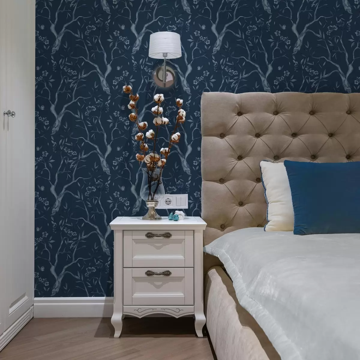 Carta da parati Rami fioriti blu con farfalle su sfondo scuro a00951v1