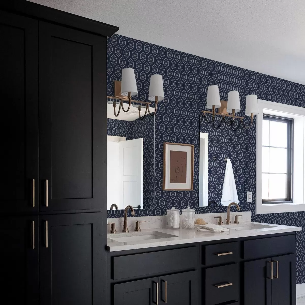 Carta da parati Motivi a goccia contrastanti con un fiore su sfondo blu scuro a00977v1