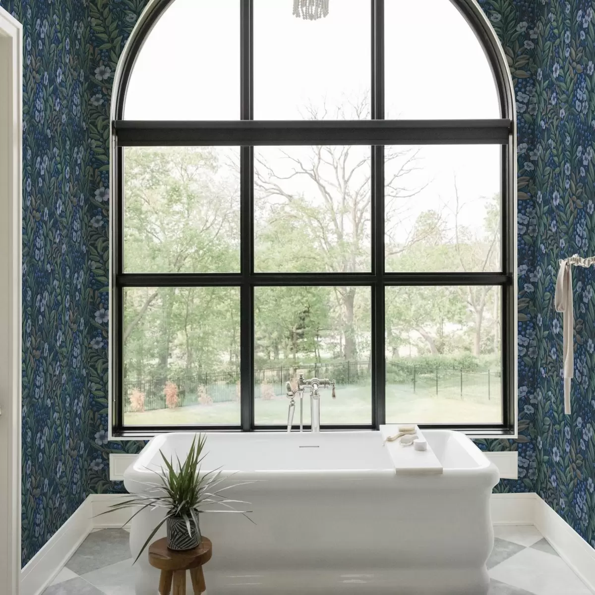 Carta da parati Bacche blu notte e fiori bianchi in un fogliame fitto a00994