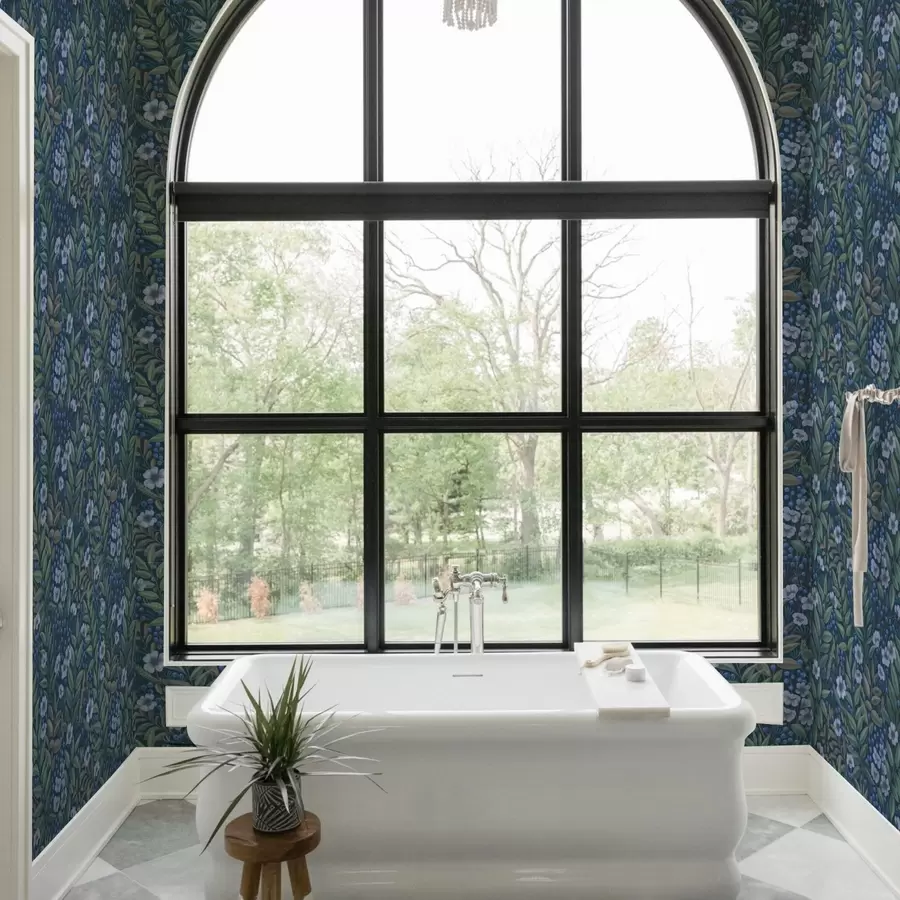 carta da parati Bacche blu notte e fiori bianchi in un fogliame fitto nr. a00994