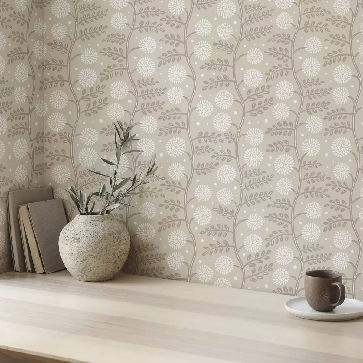 Carta da parati Steli beige con fiori bianchi soffici e morbidi puntini a00997