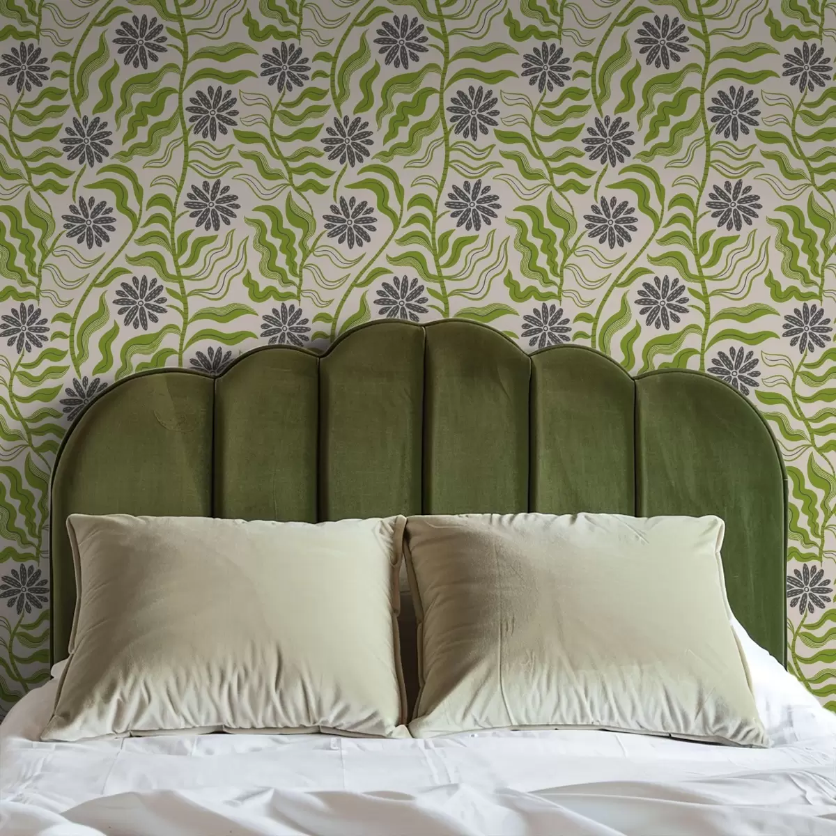 Carta da parati Giocose margherite verdi con foglie ondulate su sfondo color crema a00998