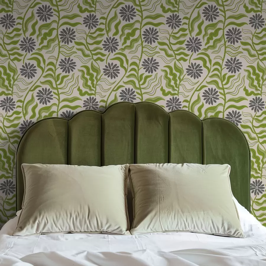 carta da parati Giocose margherite verdi con foglie ondulate su sfondo color crema nr. a00998