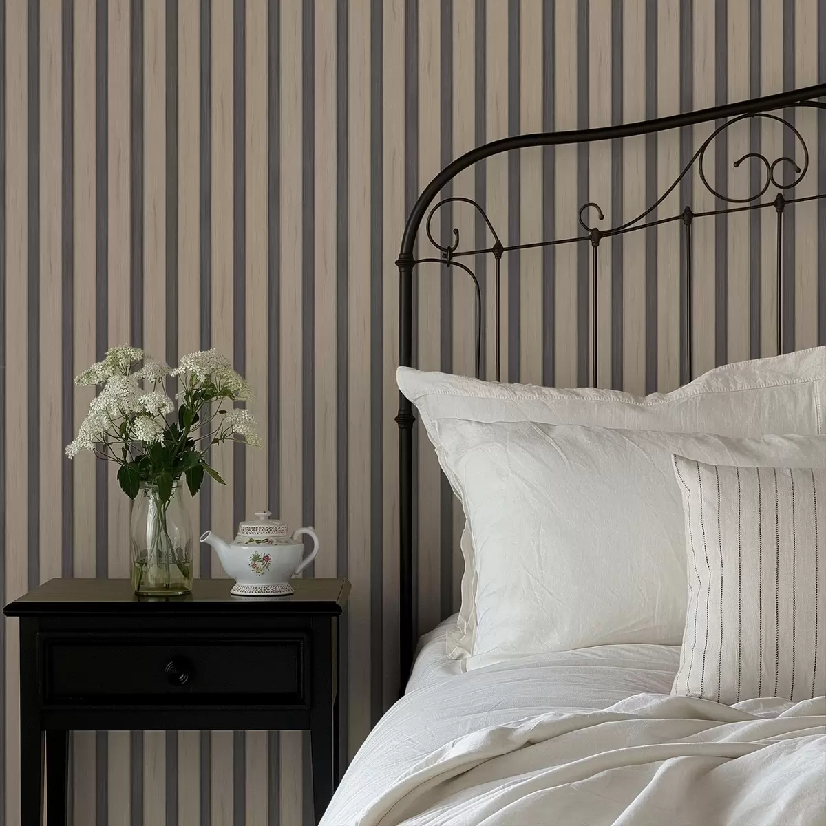 Carta da parati Assi di legno beige con strisce verticali scure a01054v2