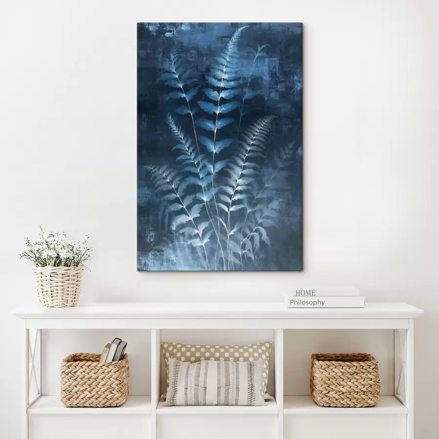 carta da parati Felci blu e piante su uno sfondo scuro e strutturato, con particolare attenzione ai dettagli intricati, effetto radiografico nr. s47027