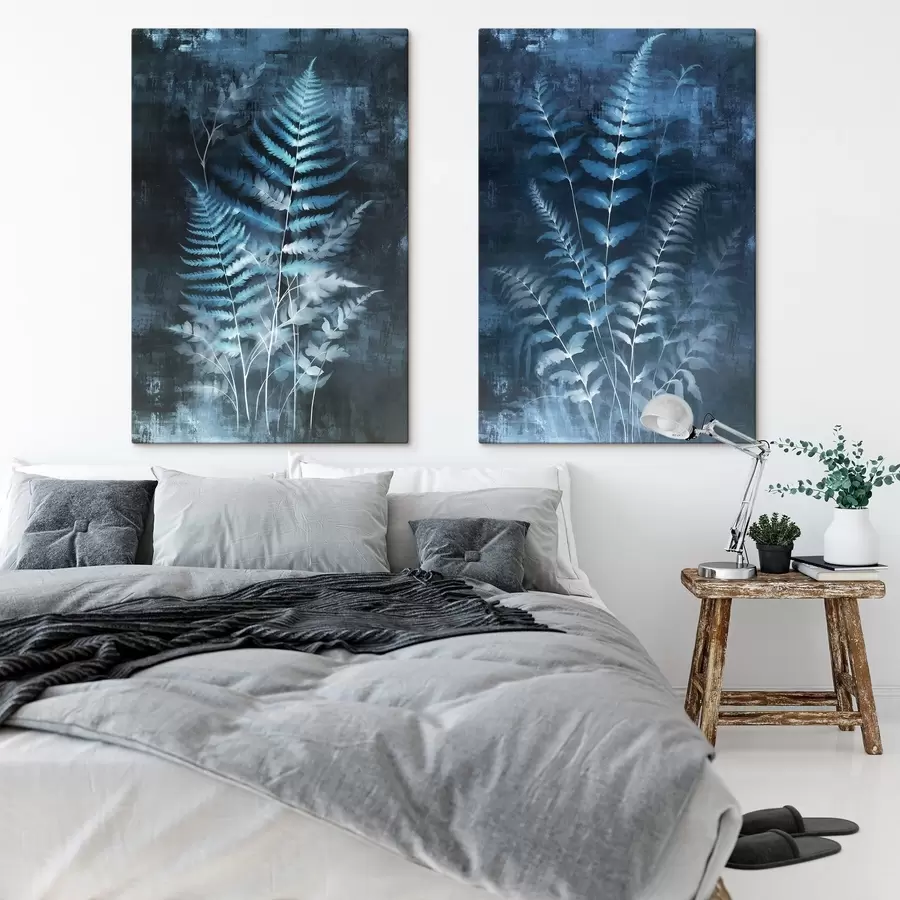 carta da parati Felci blu e piante su uno sfondo scuro e strutturato, con particolare attenzione ai dettagli intricati, effetto radiografico nr. m01121