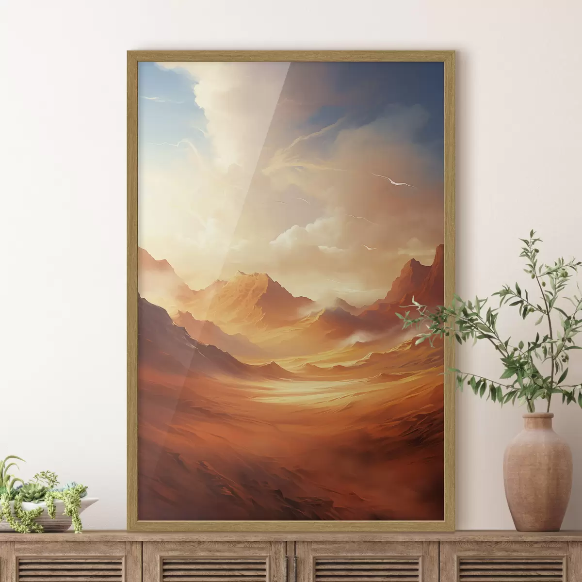 Poster Un vasto paesaggio desertico arancione con imponenti montagne rocciose sotto un cielo nebbioso e soleggiato con nuvole sottili f47028