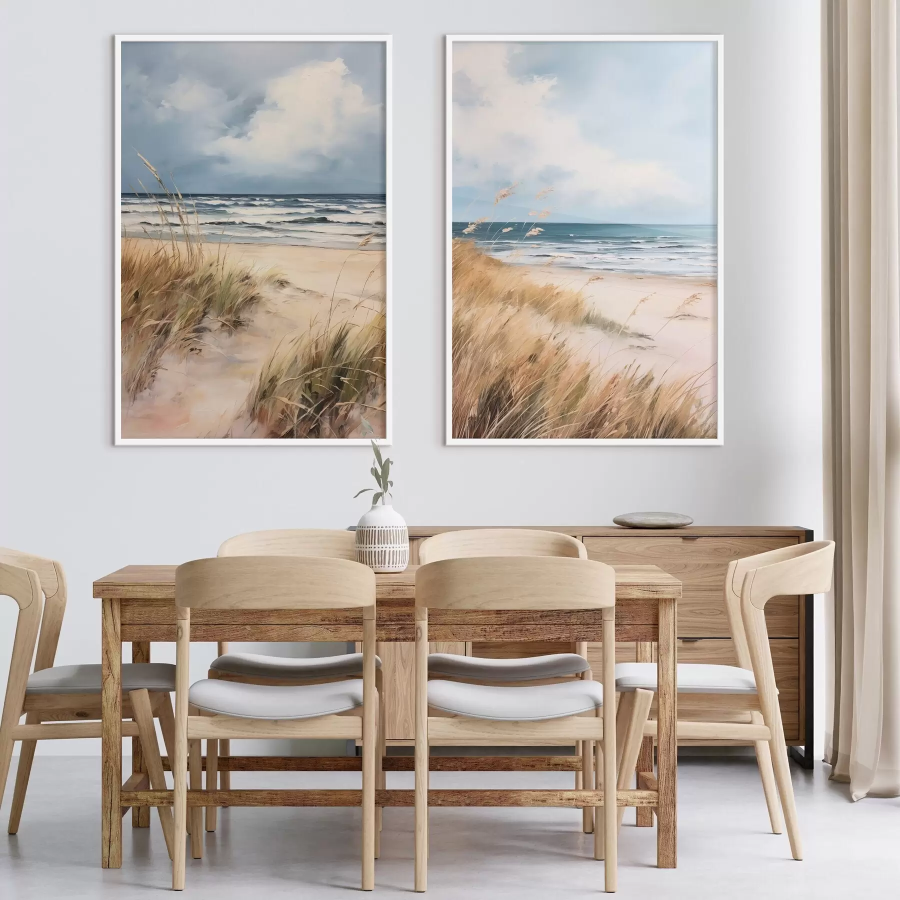 carta da parati Una spiaggia sabbiosa con erba alta in primo piano, l'oceano con le onde e un cielo nuvoloso sullo sfondo nr. d00521