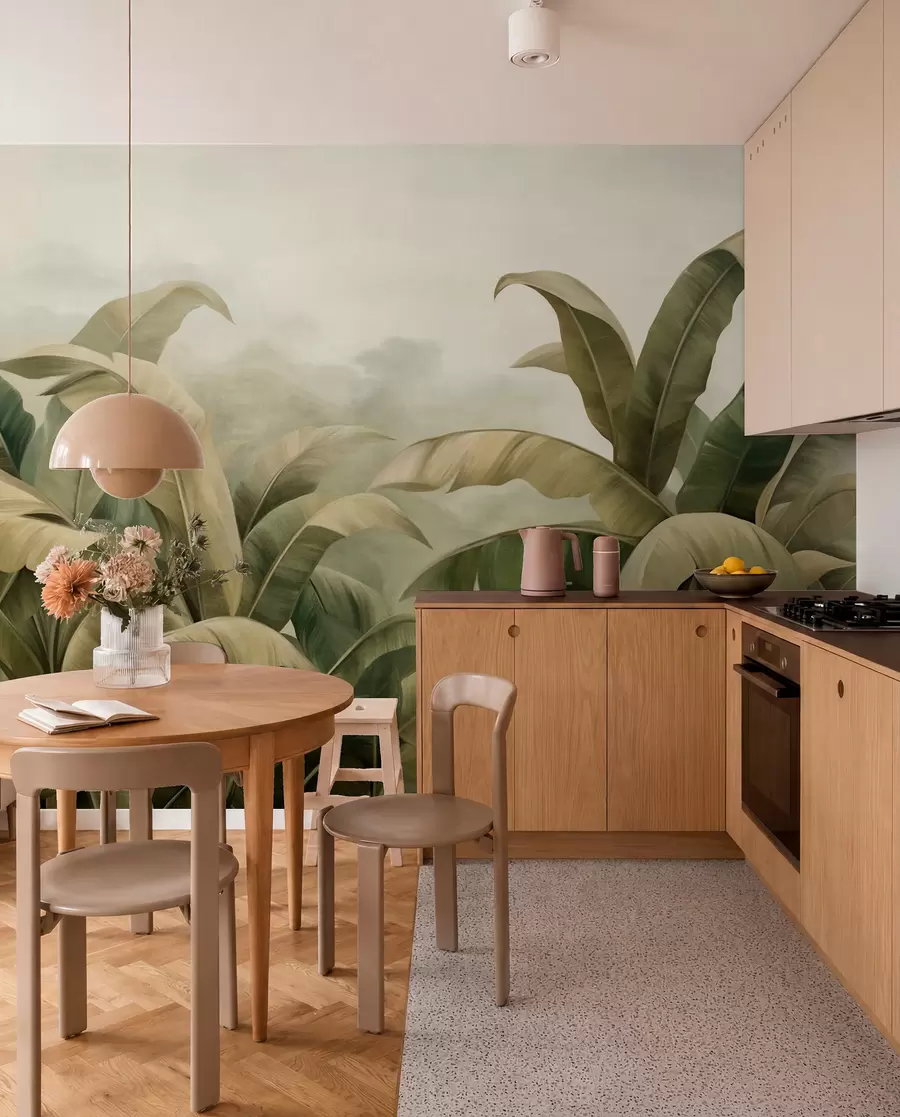 Carta da parati nature Paesaggio giungla denso e strutturato con grandi foglie di banano nei toni tenui del verde e del beige 