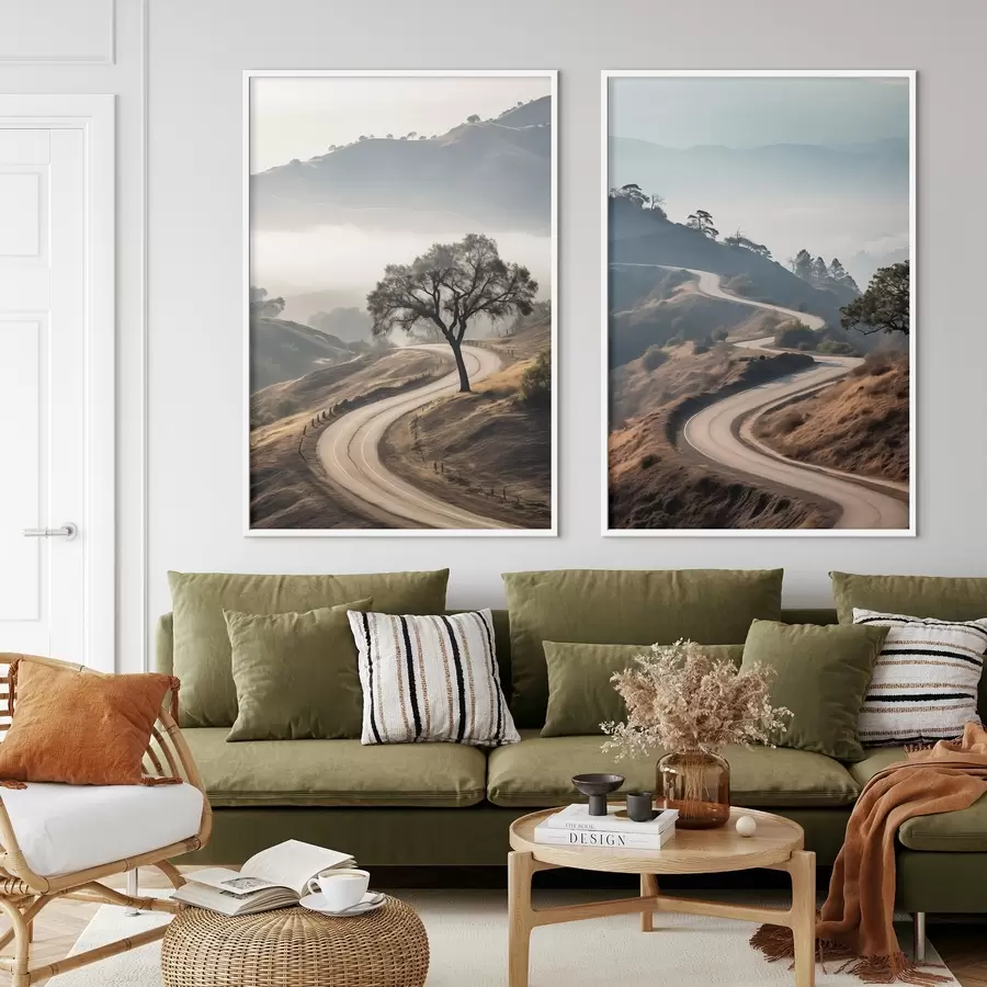 carta da parati Una strada tortuosa che attraversa un paesaggio collinare con erba secca sotto un cielo limpido e montagne in lontananza nr. d00887