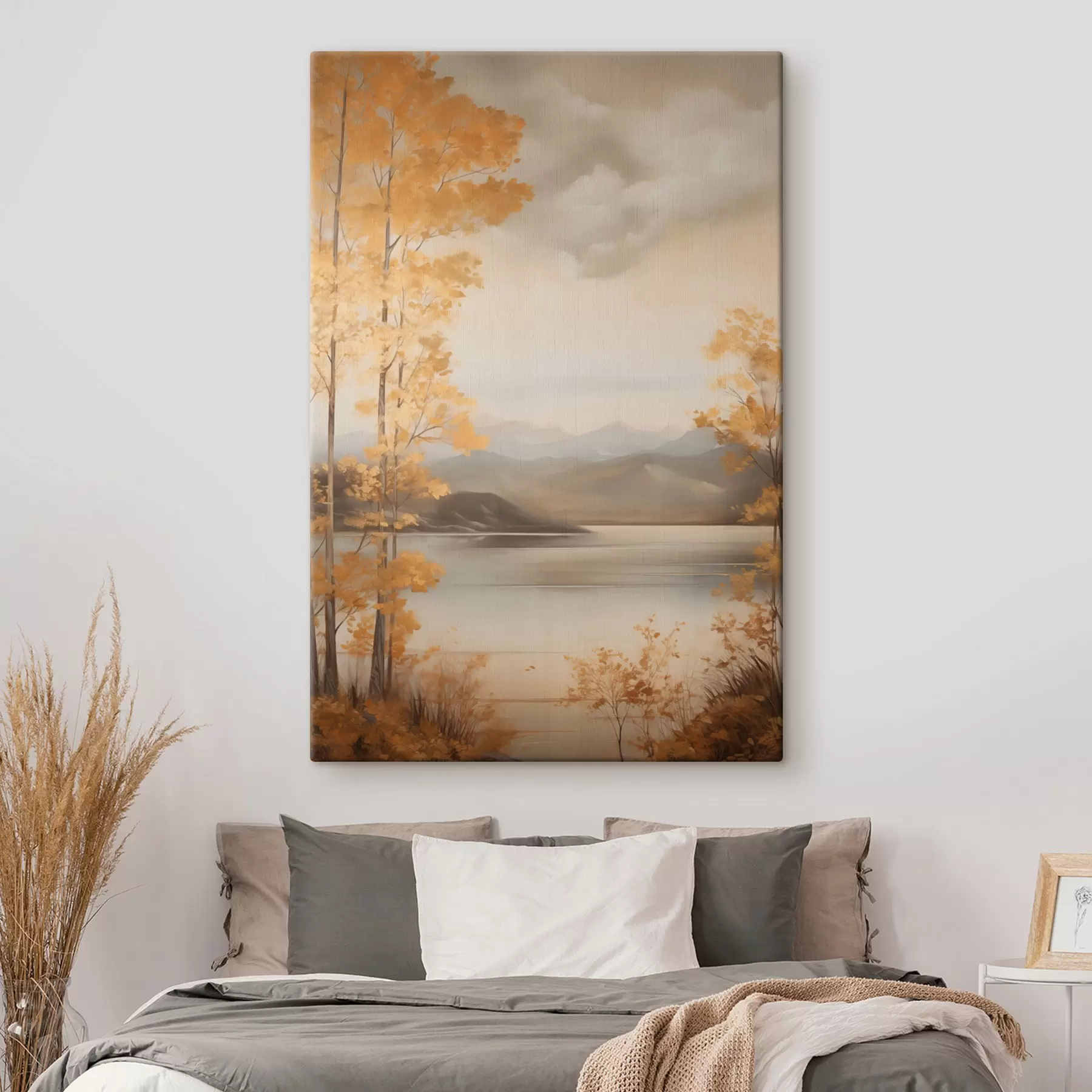 carta da parati Alberi autunnali dalle foglie arancioni incorniciano un lago tranquillo con montagne lontane sotto un cielo nuvoloso. nr. s47441