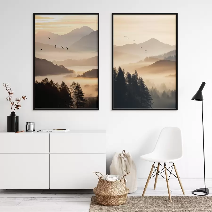 carta da parati Un paesaggio montano con una foresta e uccelli che volano nel cielo, il tutto coperto da uno spesso strato di nebbia durante l'alba nr. d00651