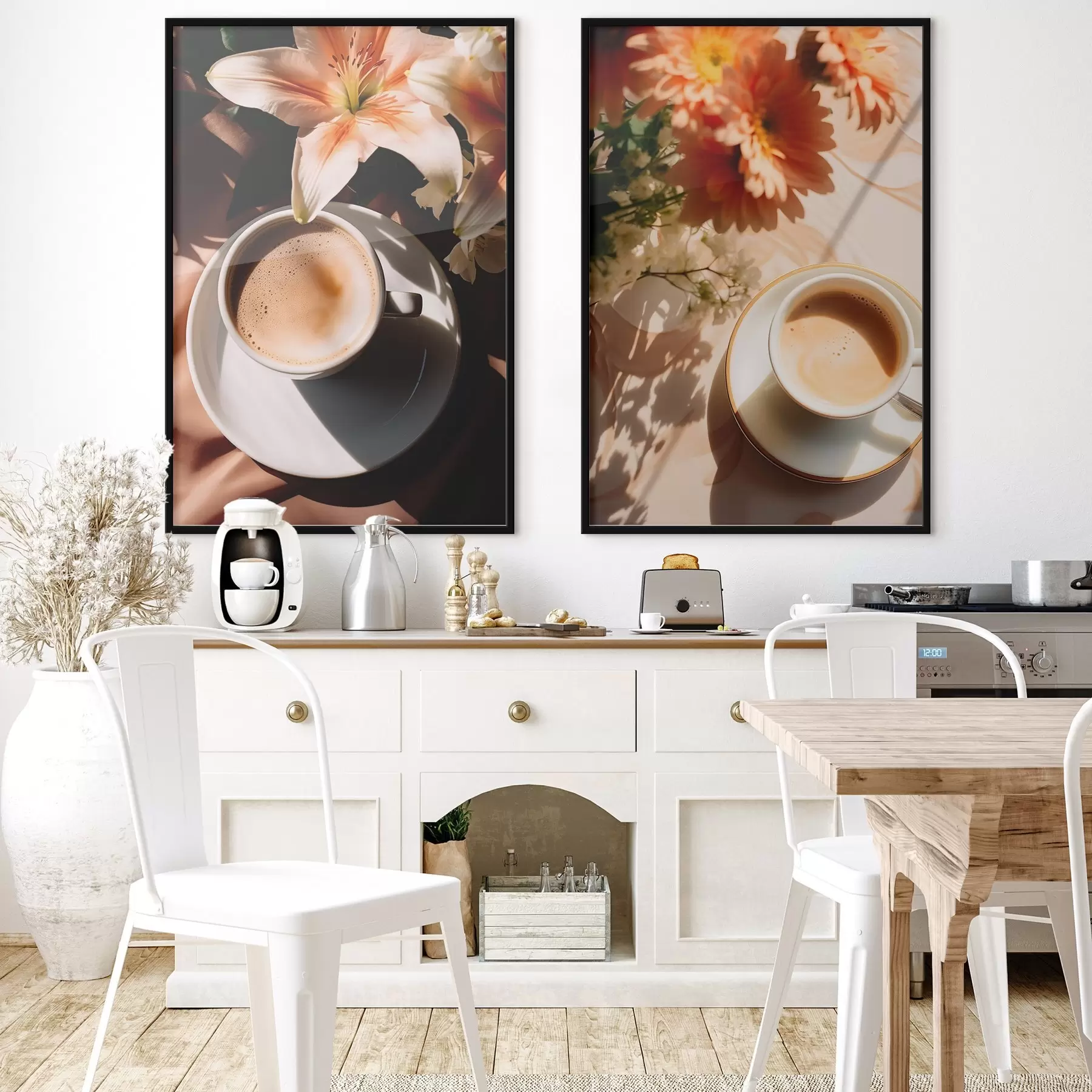 carta da parati Una tazza di caffè con schiuma su un piatto bianco, alcuni fiori sullo sfondo, con la luce del sole nr. d00654