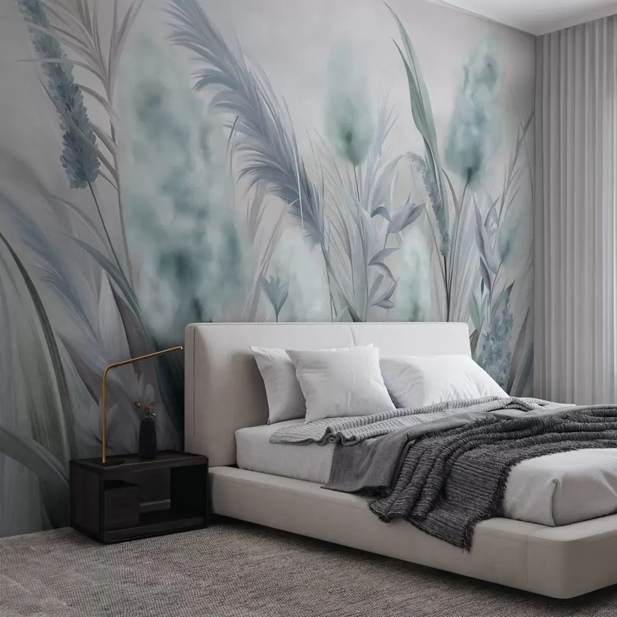 Carta da parati nature Erba della pampa blu e grigia e altri fiori secchi con un cielo morbido e nebbioso sullo sfondo 