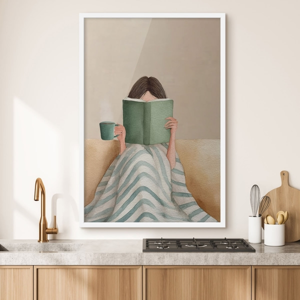illustrazione ad acquerello di una donna seduta su un divano che legge un libro