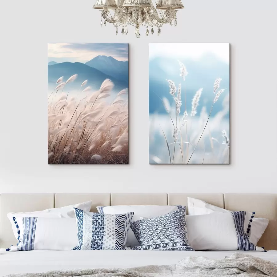 carta da parati Alta erba della pampa bianca che ondeggia al vento con morbide montagne blu sullo sfondo nr. m30060