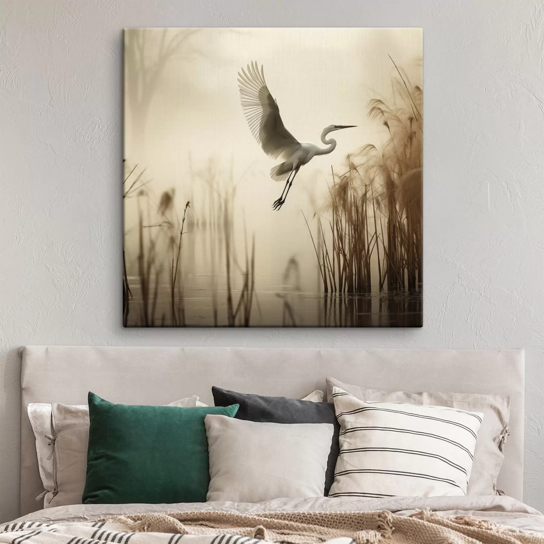 carta da parati Un airone bianco vola sopra un lago, circondato da alti canneti e alberi sullo sfondo nr. s48389