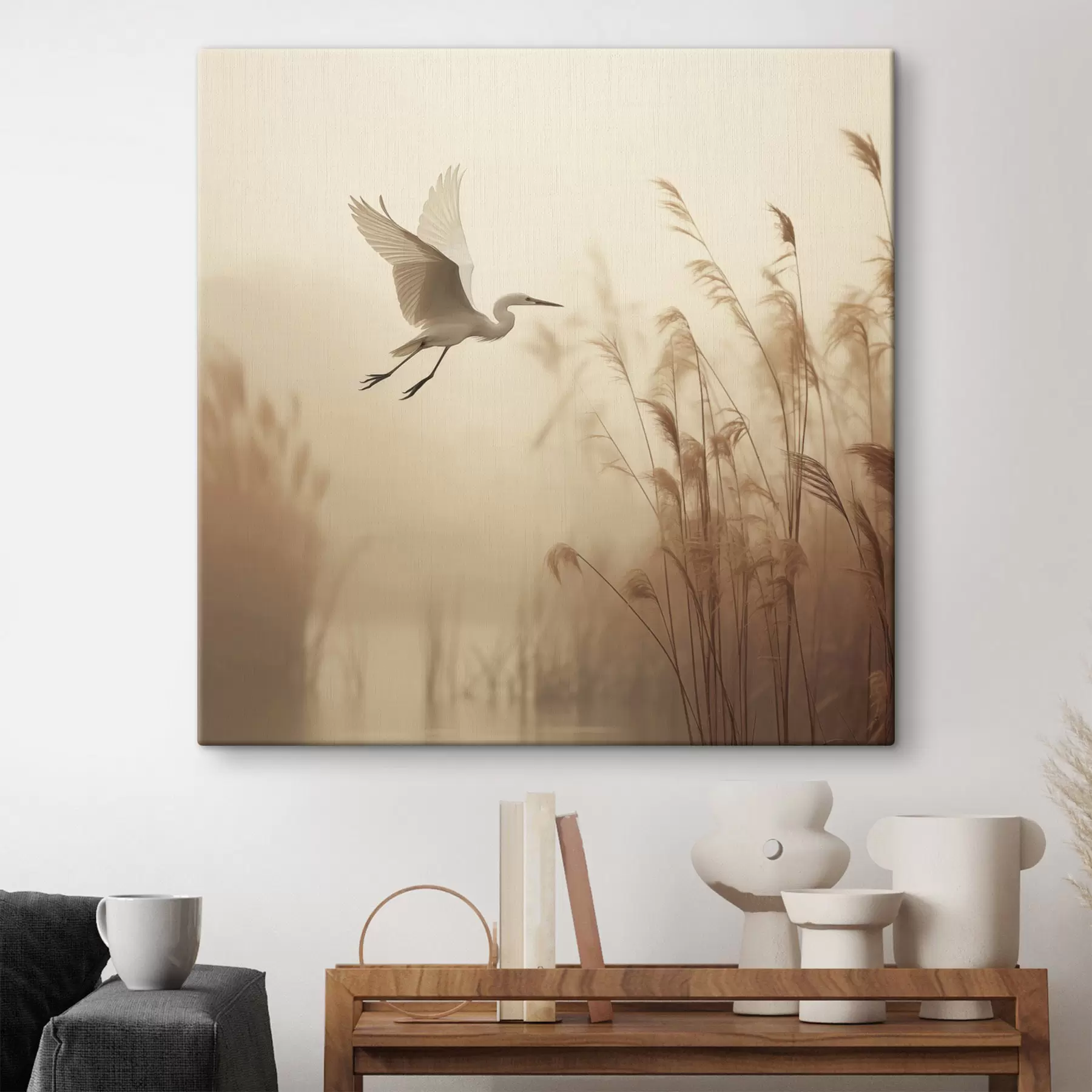 carta da parati Un airone bianco vola sopra un lago, circondato da alti canneti e alberi sullo sfondo nr. s48390