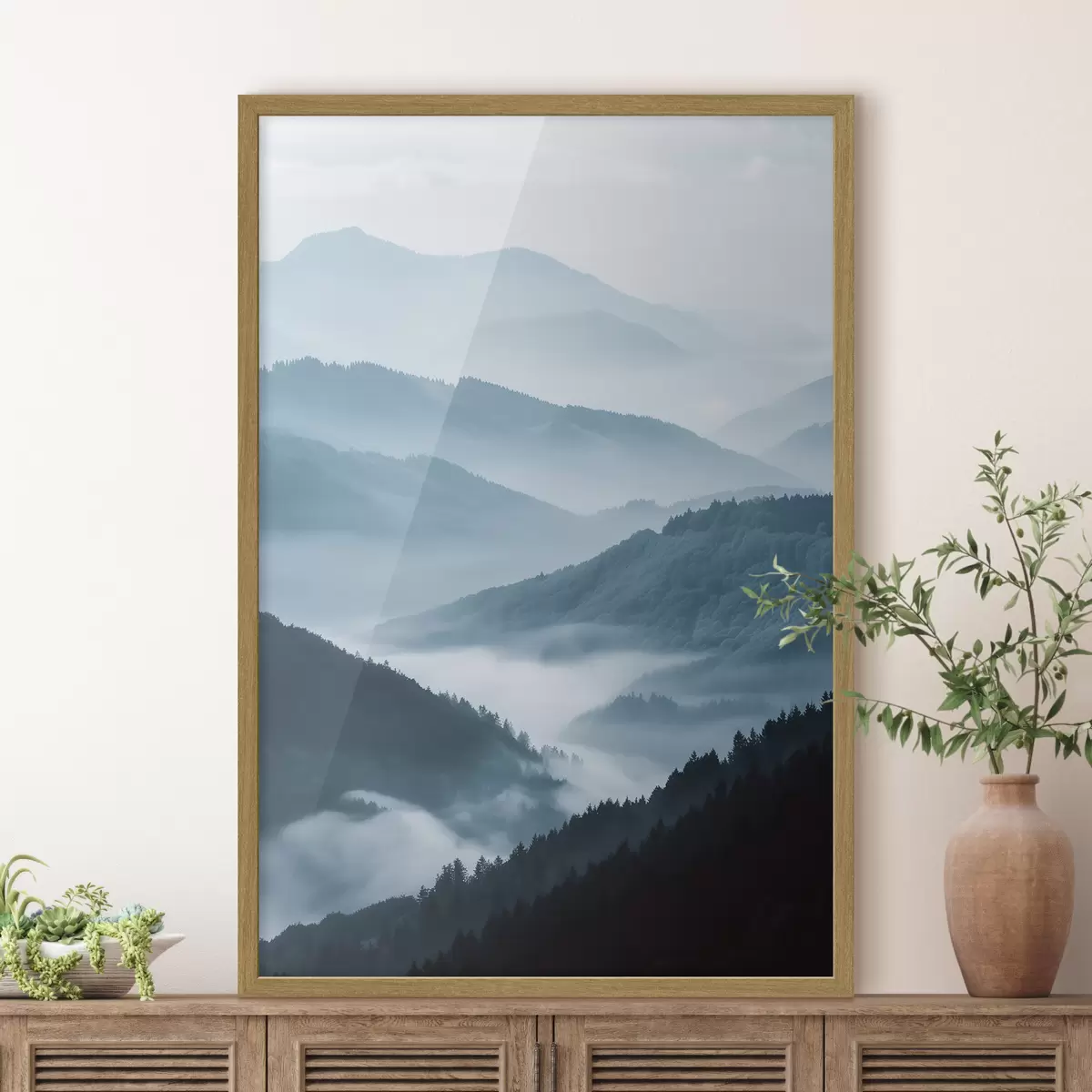 Poster Montagne avvolte nella nebbia, paesaggio blu f48567