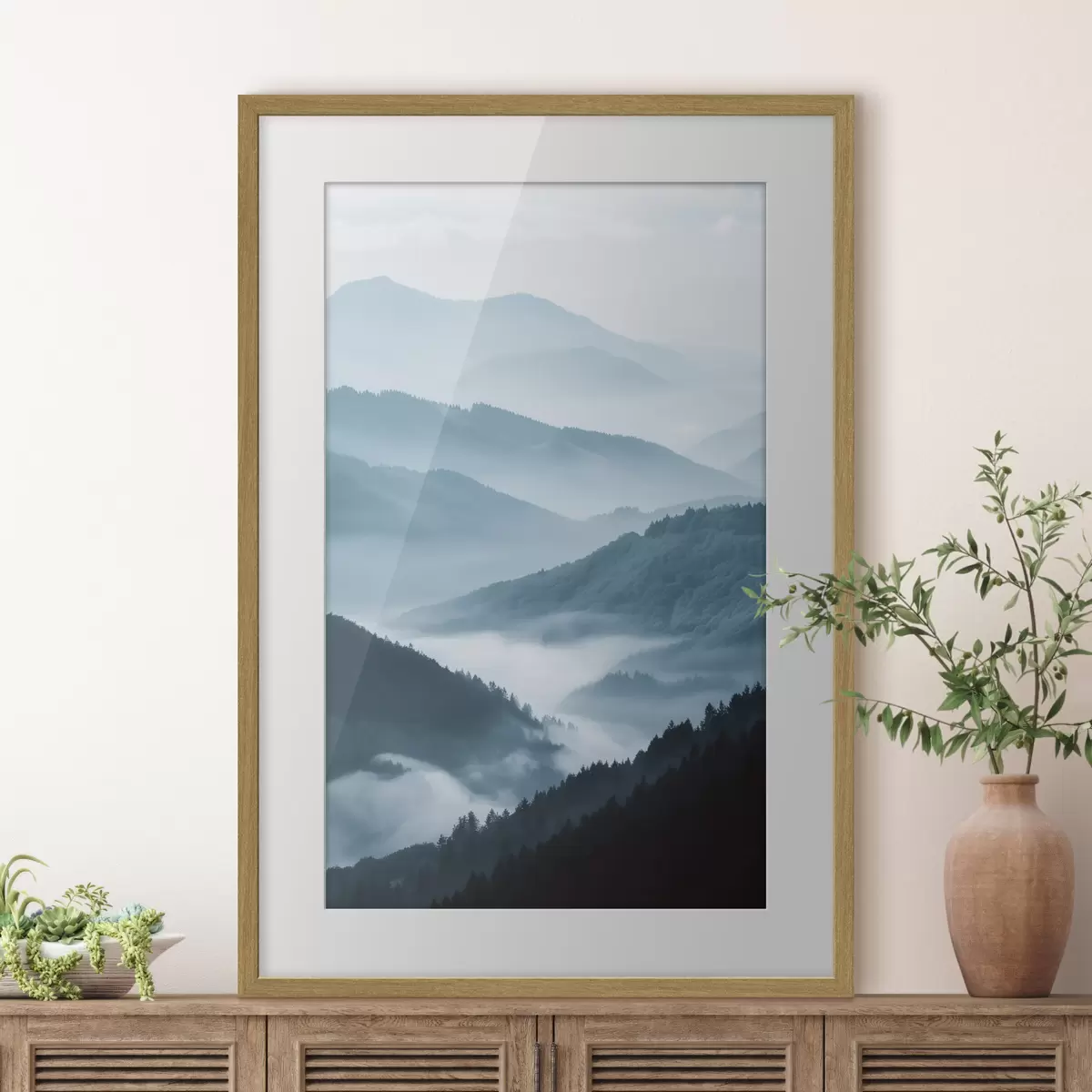 Poster Montagne avvolte nella nebbia, paesaggio blu f48567