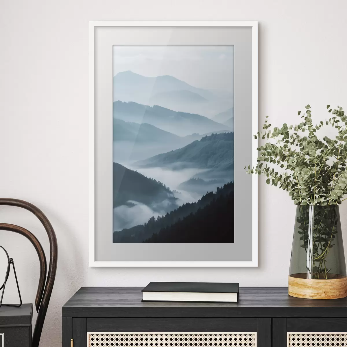 Poster Montagne avvolte nella nebbia, paesaggio blu f48567