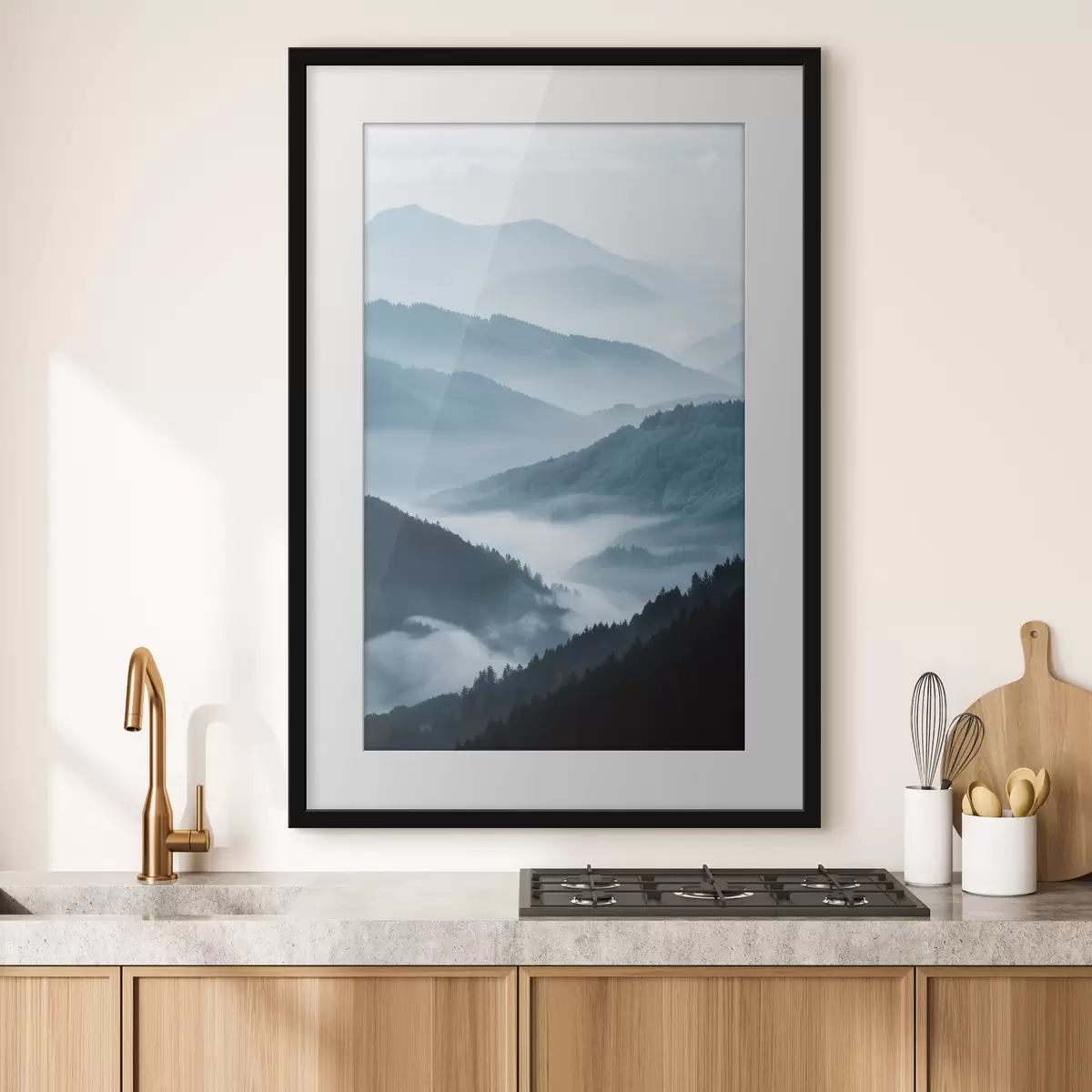 Poster Montagne avvolte nella nebbia, paesaggio blu f48567