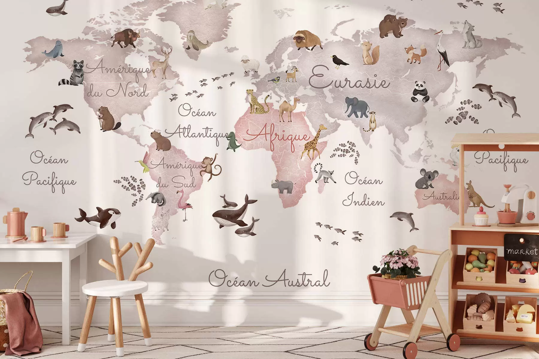 Carta da parati per Bambini Una mappa in stile acquerello dai toni del beige con immagini di animali. Etichette in francese 