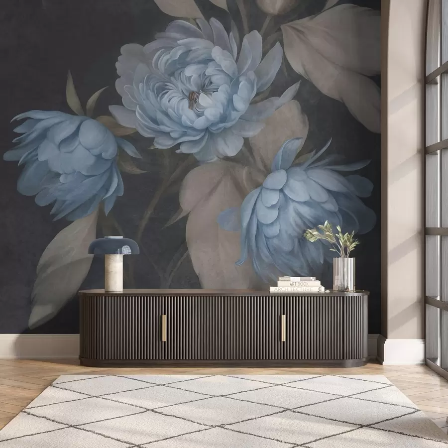 carta da parati Fiori di peonia azzurri con texture e foglie beige su uno sfondo scuro nr. w09751