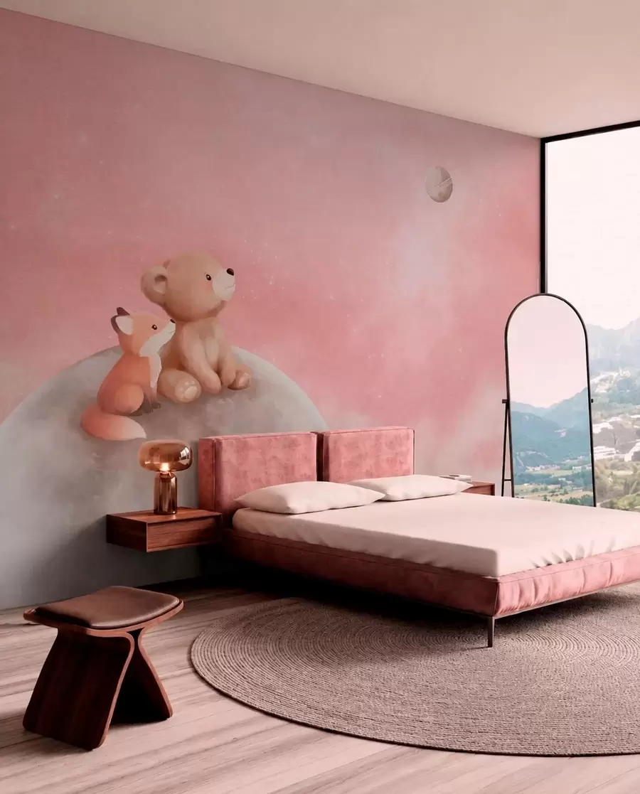 Carta da parati per Bambini Illustrazione a pastello con un orso e una volpe su uno sfondo rosa con la luna 