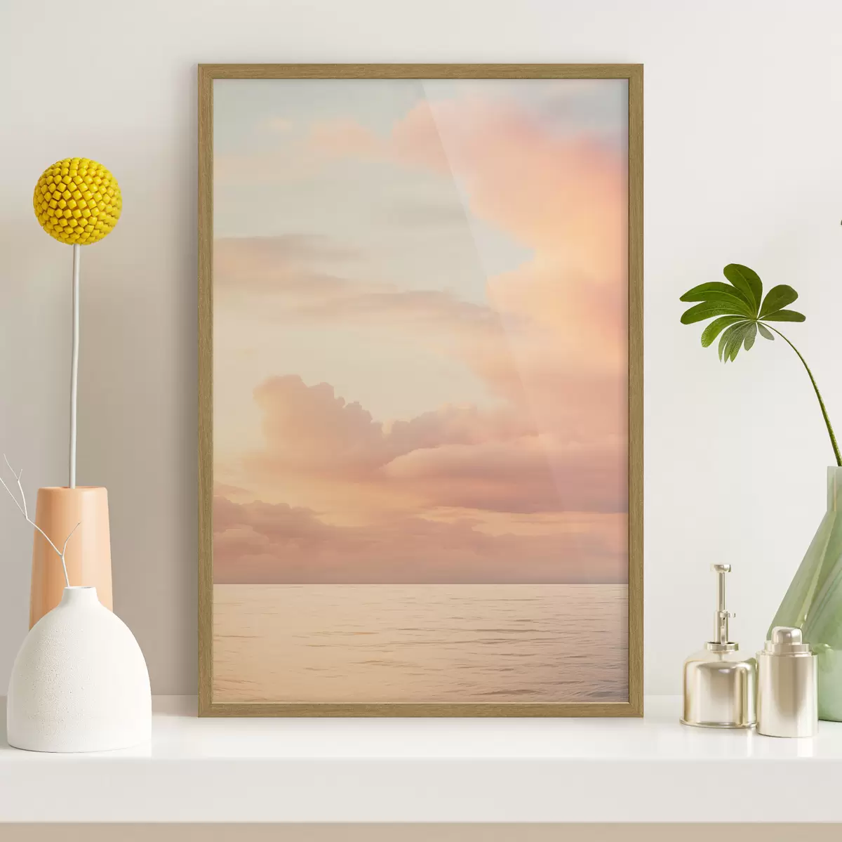 Poster Un cielo dai colori pastello, punteggiato da morbide nuvole, sopra un mare calmo e specchiato al tramonto f49178