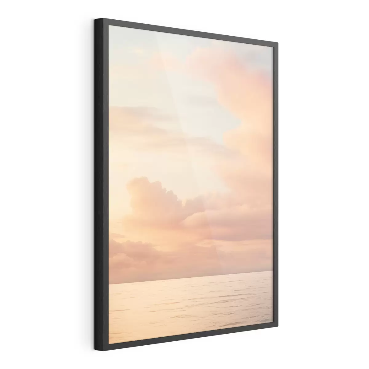 Poster Un cielo dai colori pastello, punteggiato da morbide nuvole, sopra un mare calmo e specchiato al tramonto f49178