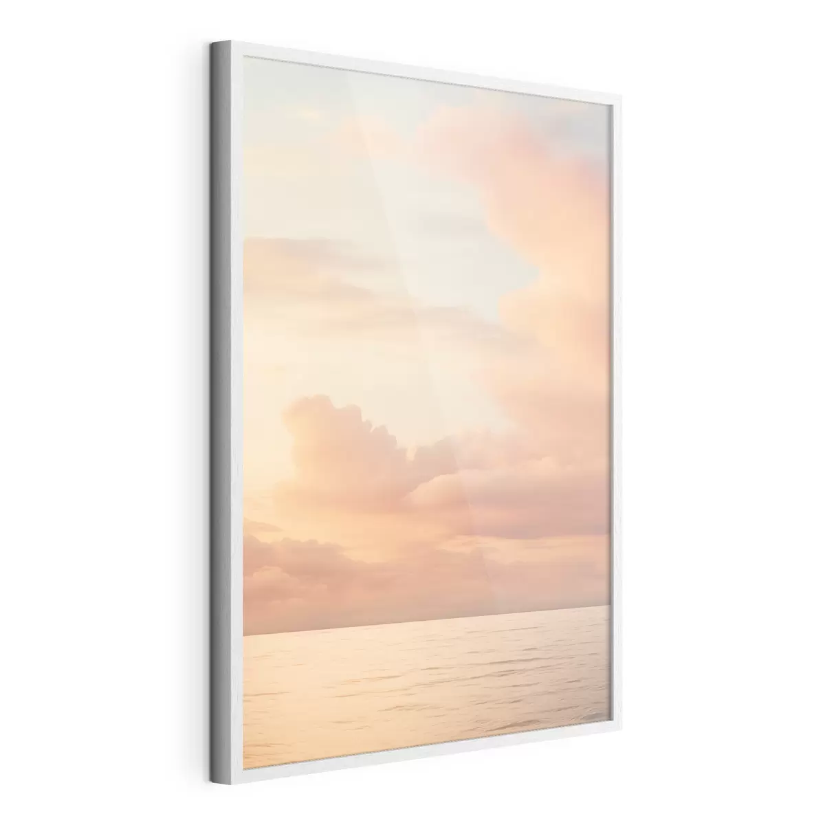 Poster Un cielo dai colori pastello, punteggiato da morbide nuvole, sopra un mare calmo e specchiato al tramonto f49178