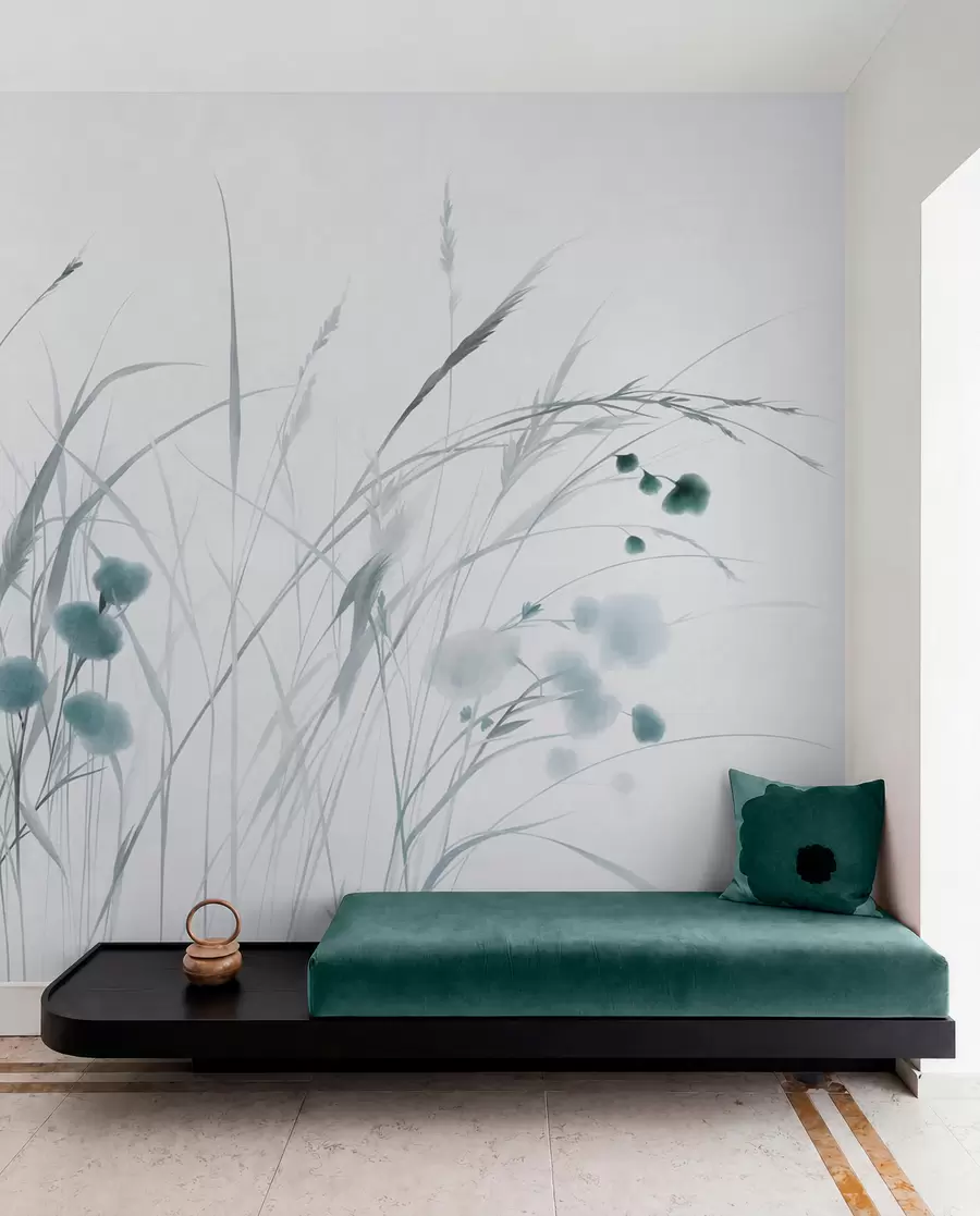 Carta da parati nature Erbe alte e piccoli fiori selvatici blu su uno sfondo chiaro, in stile boho con texture 