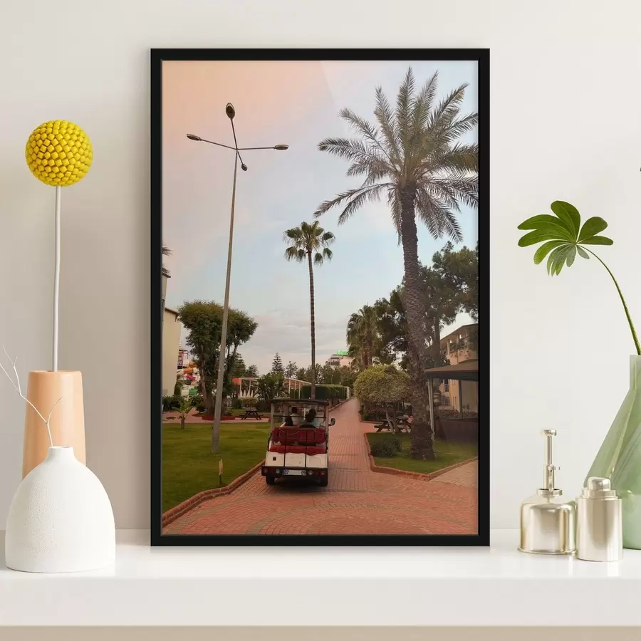 carta da parati Passerella del resort con palme e un golf cart elettrico nr. f49695