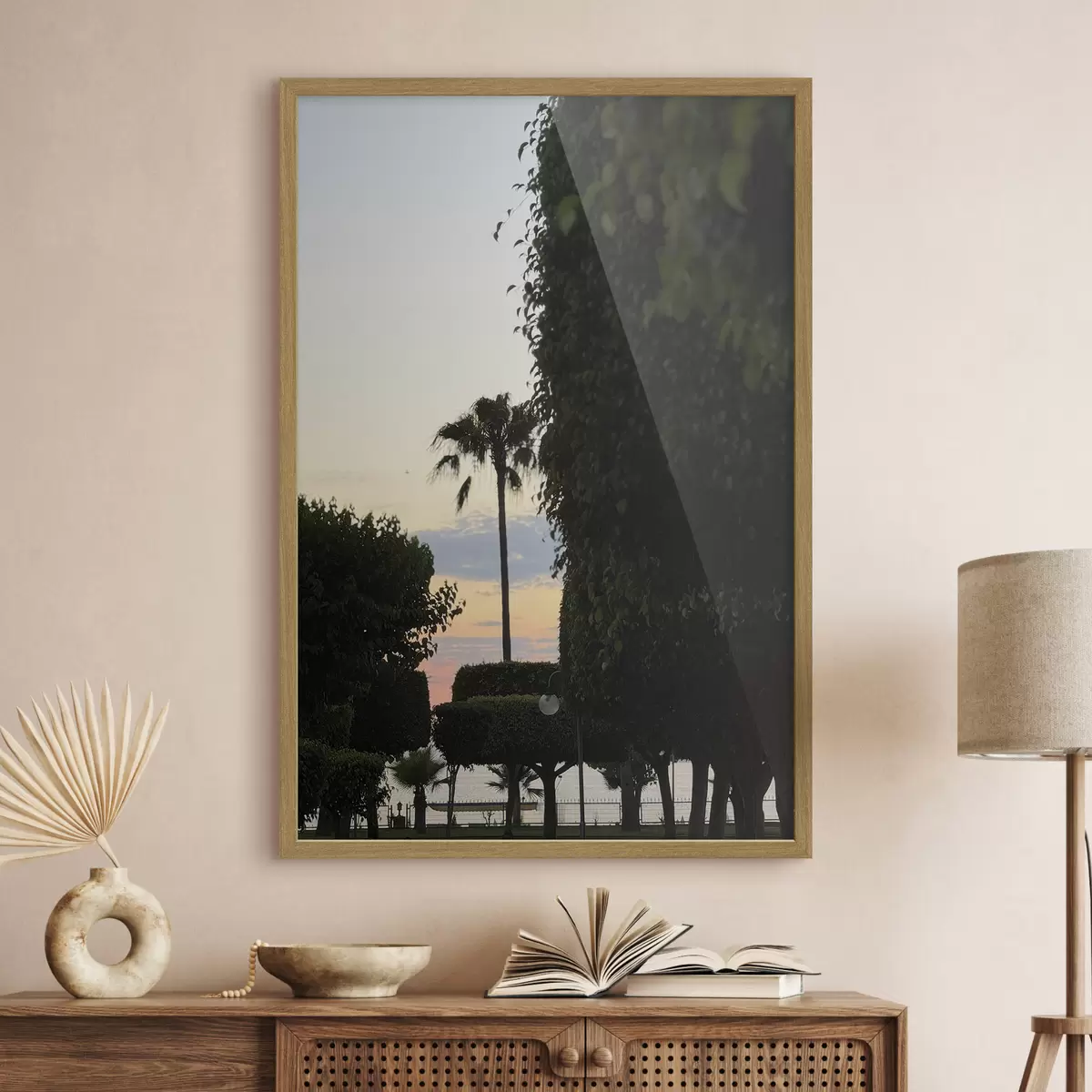 Poster Una palma in un parco paesaggistico al tramonto f49697