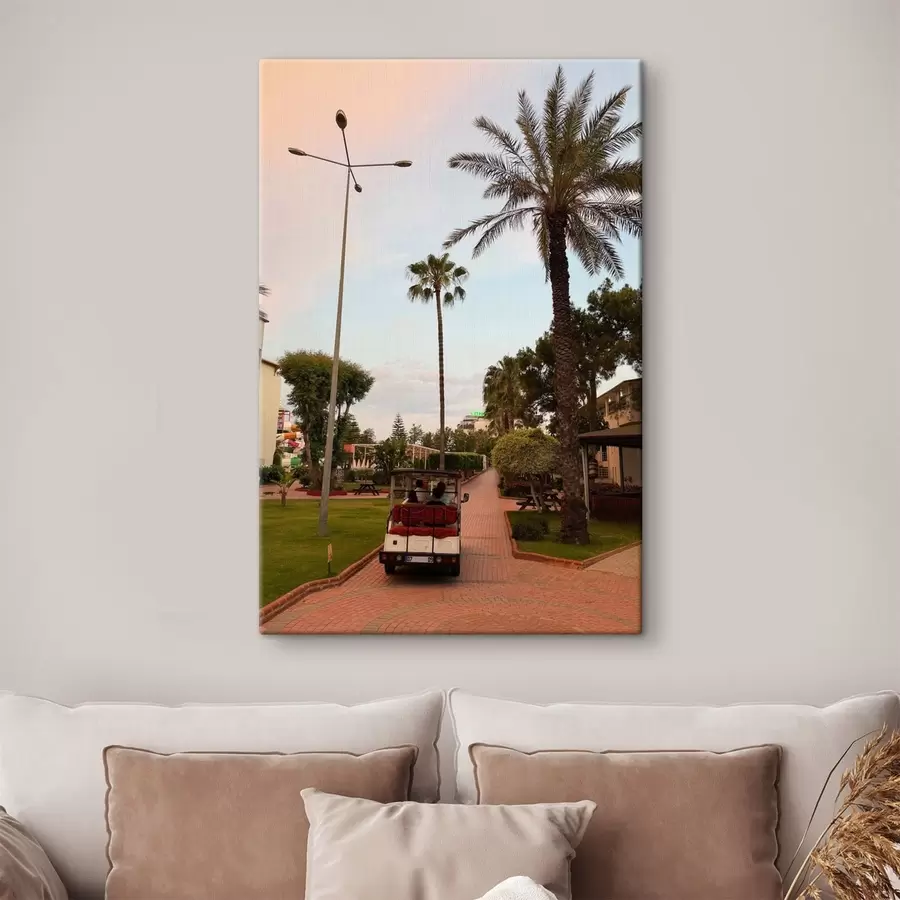carta da parati Passerella del resort con palme e un golf cart elettrico nr. s49695