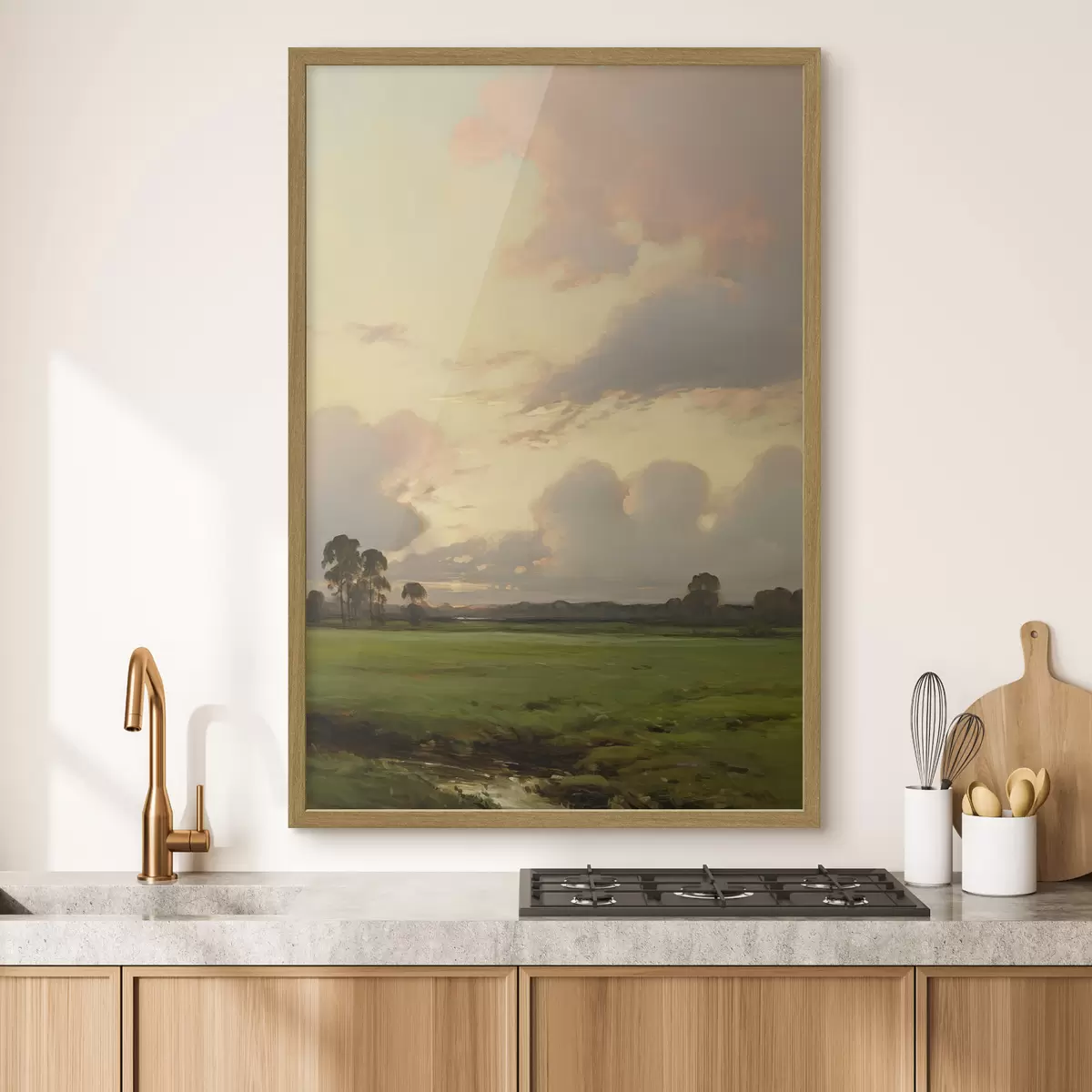 Poster Un paesaggio con un prato erboso e alberi in lontananza, cielo nuvoloso f49773