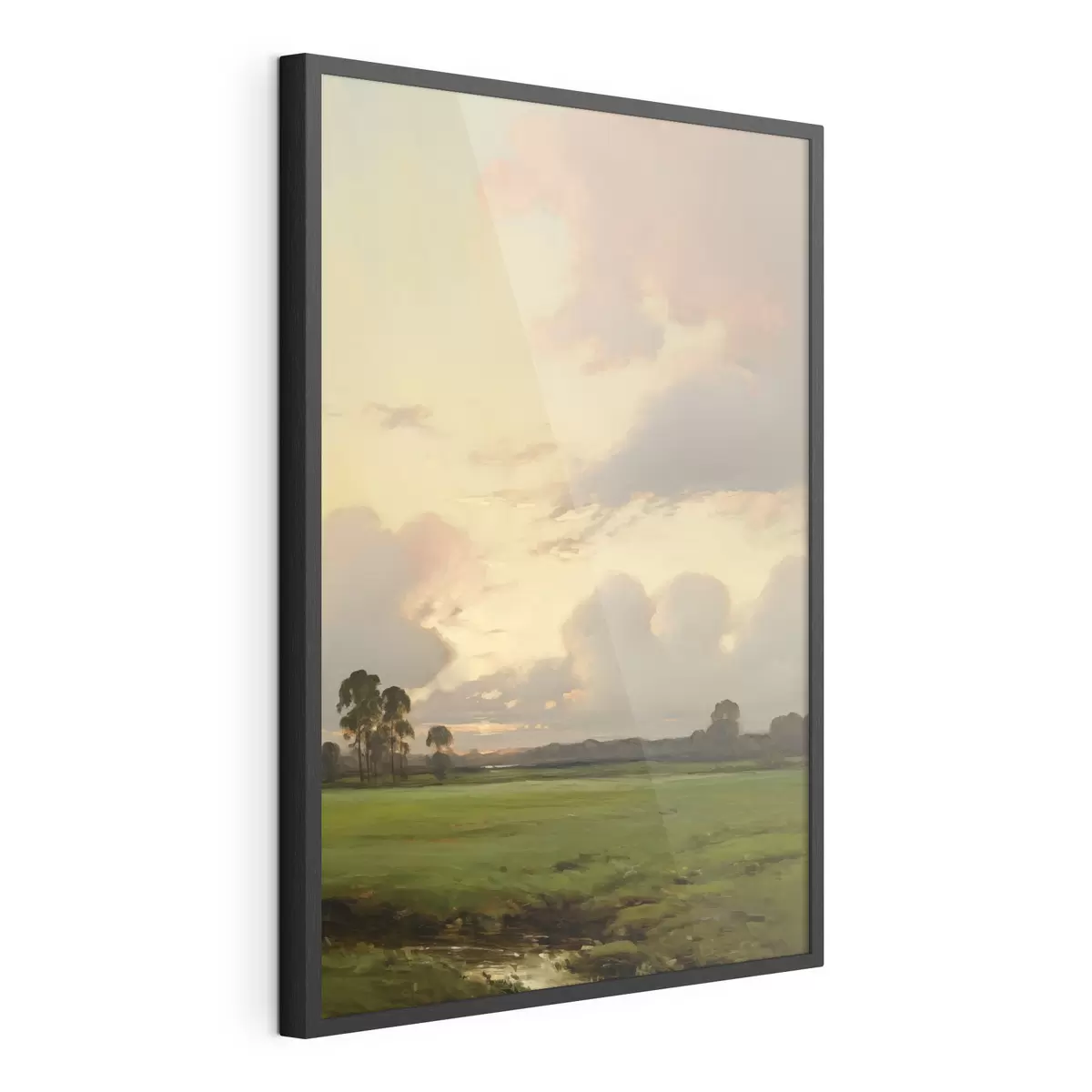 Poster Un paesaggio con un prato erboso e alberi in lontananza, cielo nuvoloso f49773