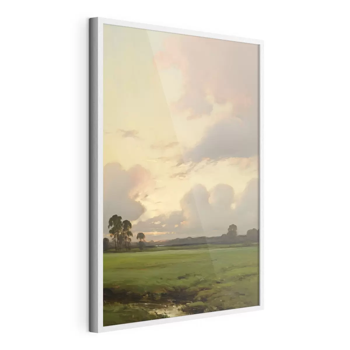 Poster Un paesaggio con un prato erboso e alberi in lontananza, cielo nuvoloso f49773