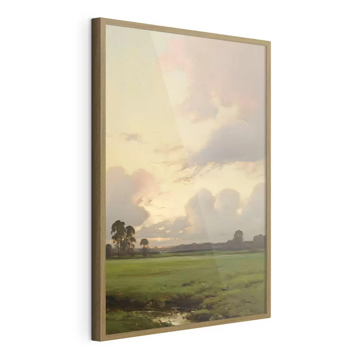 Poster Un paesaggio con un prato erboso e alberi in lontananza, cielo nuvoloso f49773