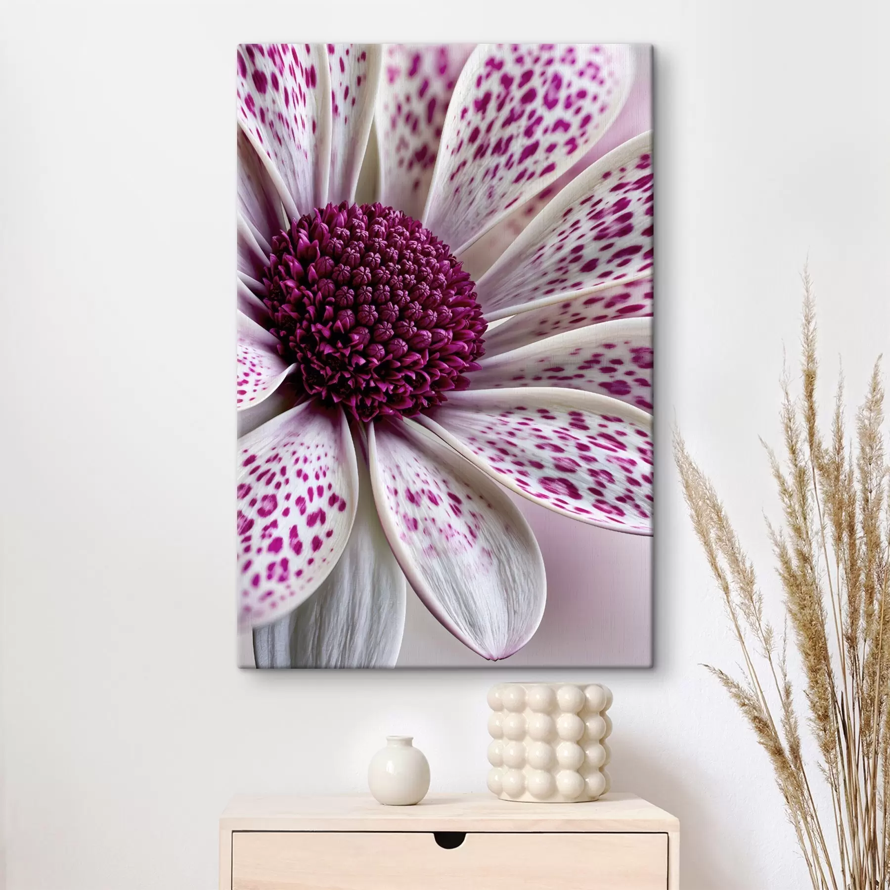 carta da parati Primo piano di un fiore simile a una margherita con vivaci macchie leopardate color magenta nr. s49865