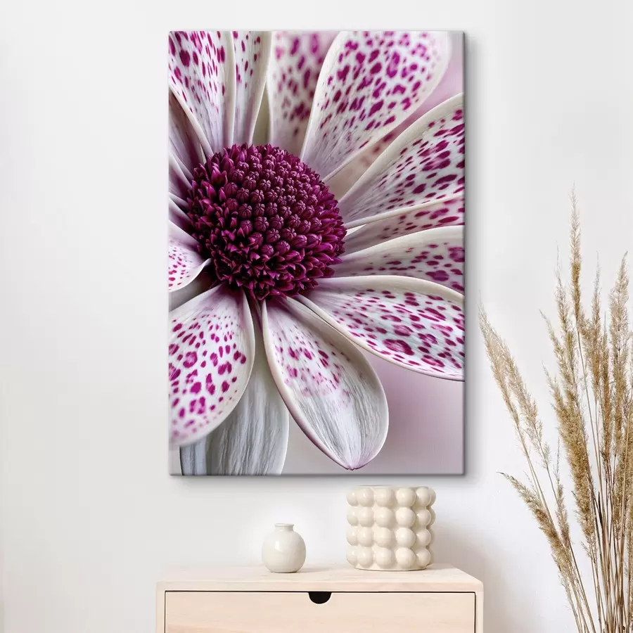 carta da parati Primo piano di un fiore simile a una margherita con vivaci macchie leopardate color magenta nr. s49865