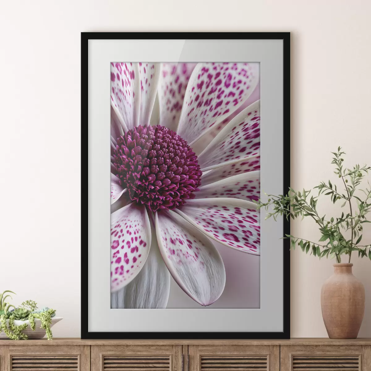Poster Primo piano di un fiore simile a una margherita con vivaci macchie leopardate color magenta f49865