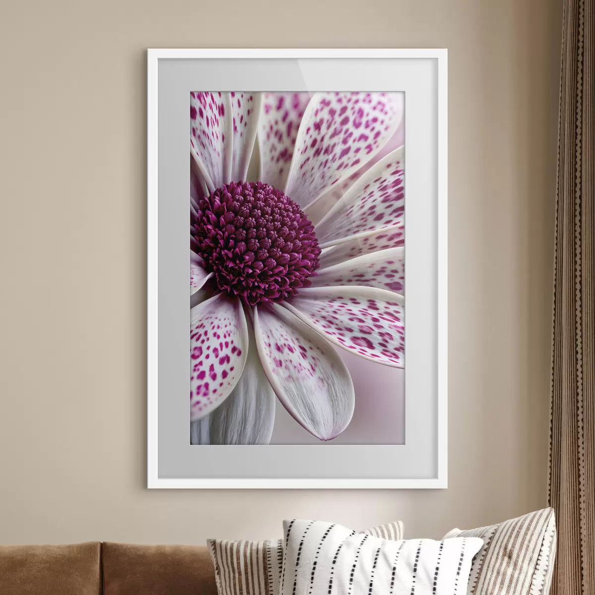 Poster Primo piano di un fiore simile a una margherita con vivaci macchie leopardate color magenta f49865